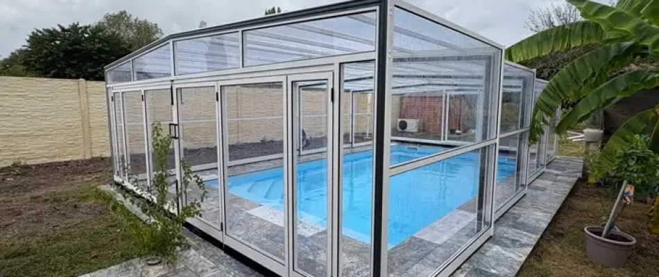 abris-piscine-mi-haut
